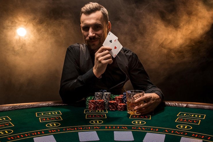 Permainan Roulette dengan bola berputar pada roda, disiarkan langsung dari studio kasino